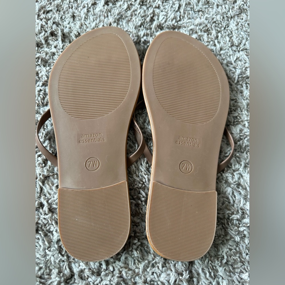 Amazon Essentials Women's Thong Sandal - Picture 2 of 2